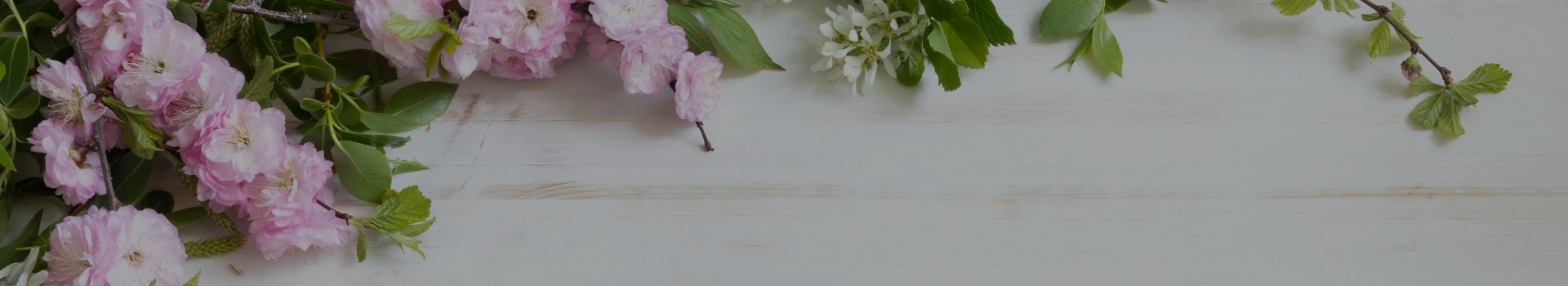 Kwiaty na drewnianym stole